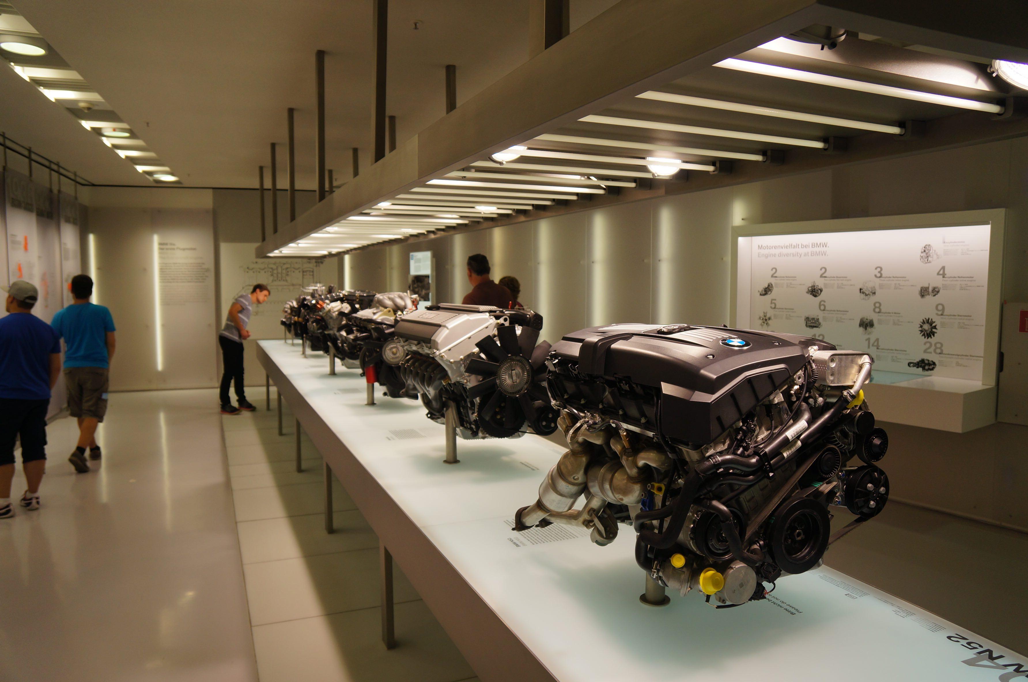 在宝马博物馆,有两个展厅专门陈列宝马发动机,有的还配有详细的图解