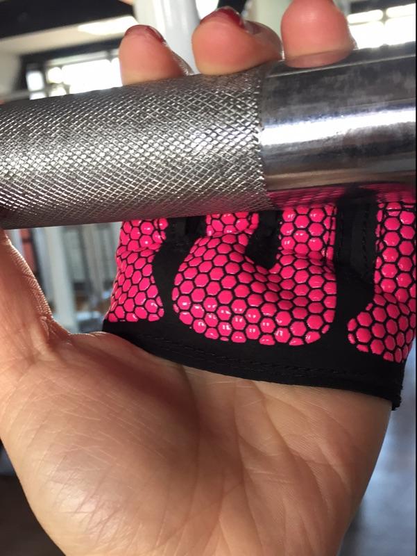 杠铃卧推和哑铃卧推的区别在哪里?