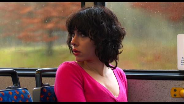 斯嘉丽在《皮囊之下》中,第一次脱得精光.