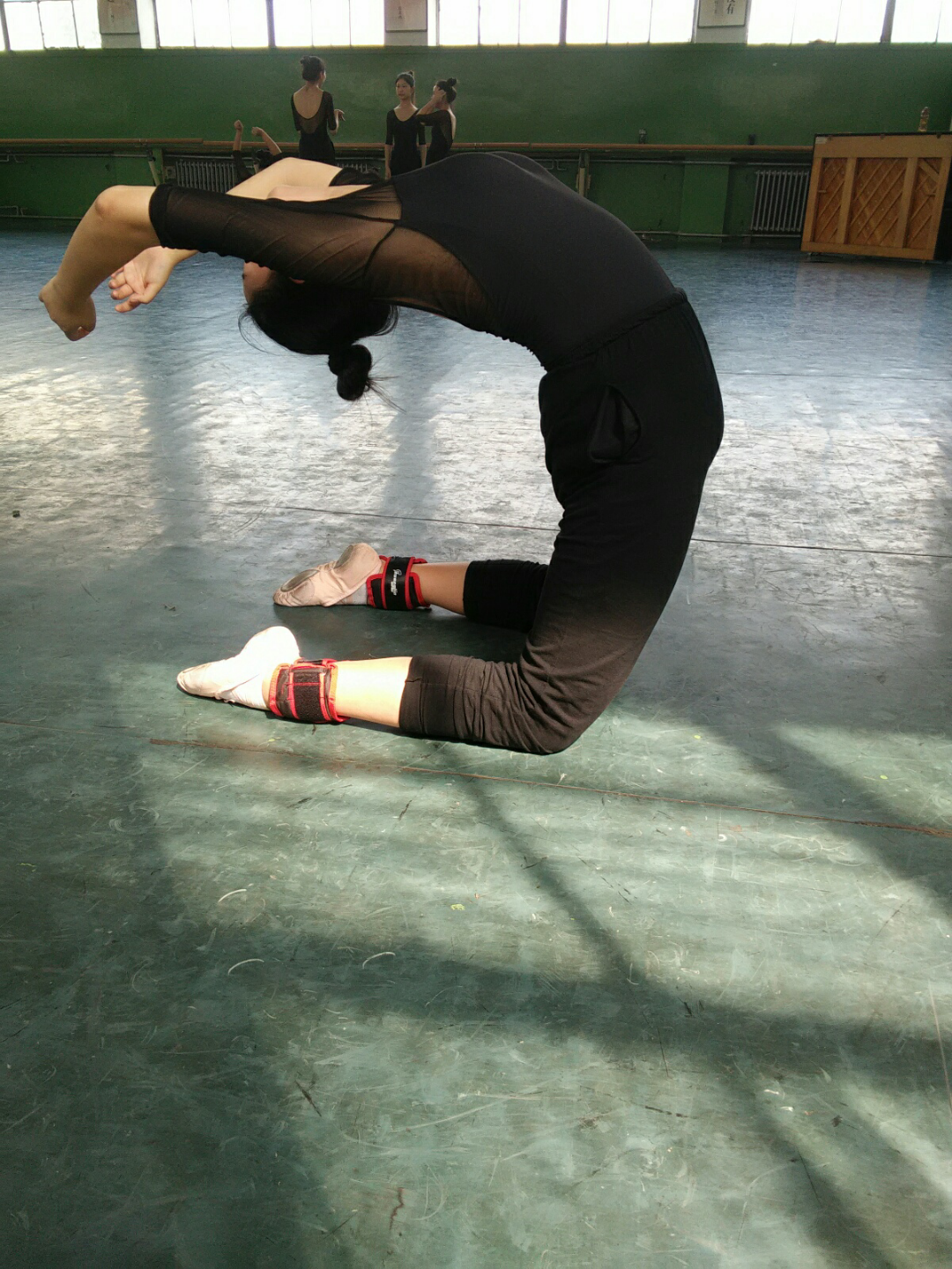 舞蹈艺考生冲刺练习劈叉压腿高难度动作 有的手臂拧成了麻花状