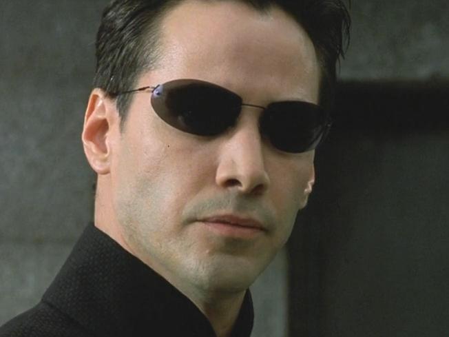 电影黑客帝国中电脑人史密斯的墨镜是哪种款式