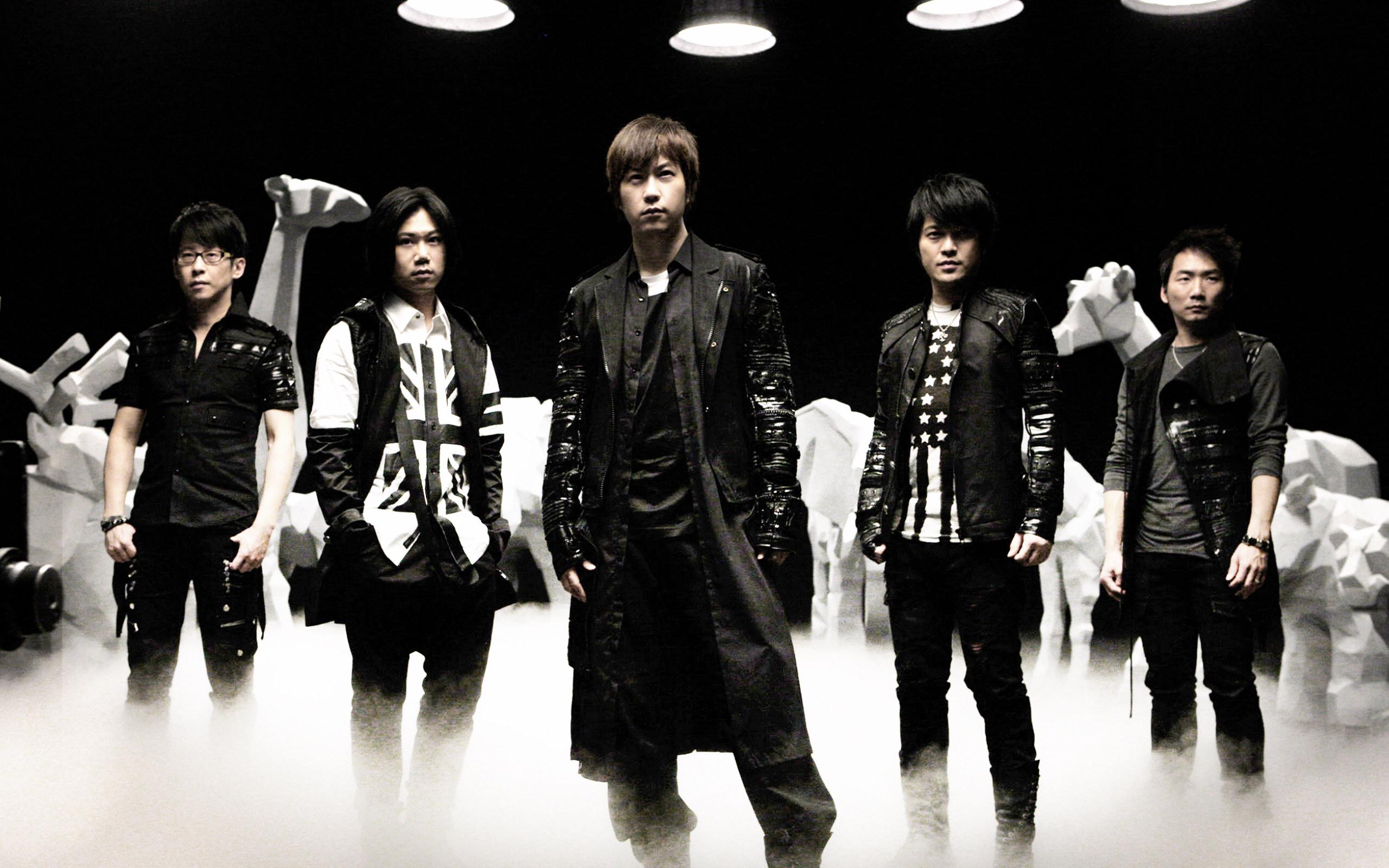 听五月天版天天想你听到结尾看他秀恩爱大家有什么感想?