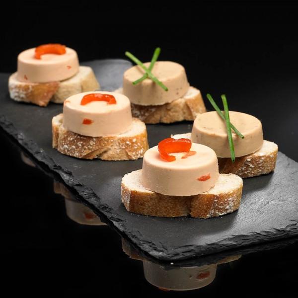 鹅肝酱又叫开胃菜,有冷盘和热盘两种,冷盘居多,目的是开胃,所以量不宜