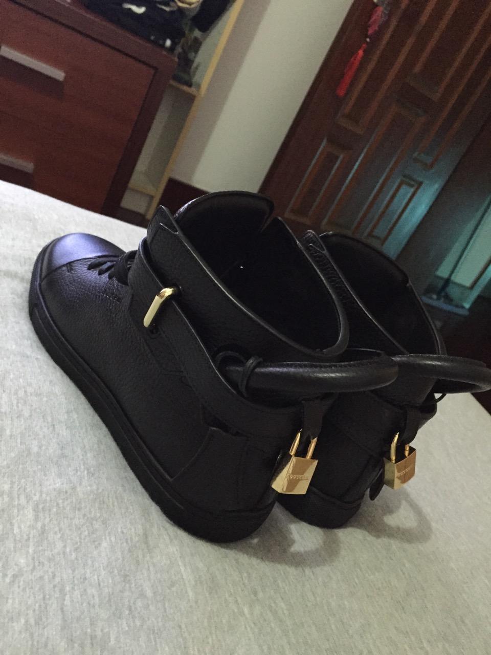 buscemi锁头鞋一代是不是红色的只有一个锁