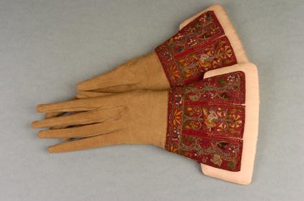 约 1610 – 1630 年间的男士长筒皮手套在w b