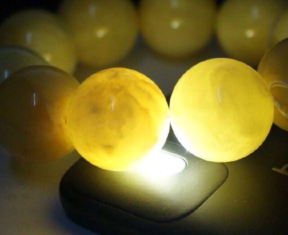 什么是塑料蜜蜡高仿二代蜜蜡手串特征是什么附图