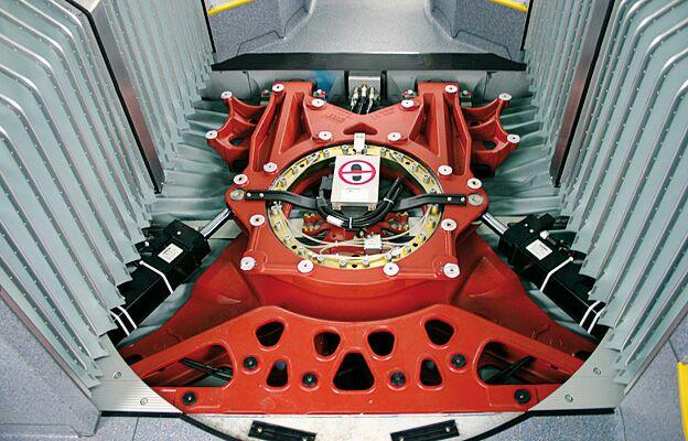 两节的铰接公交车变速箱在车头发动机却在最后一节是如何连接的