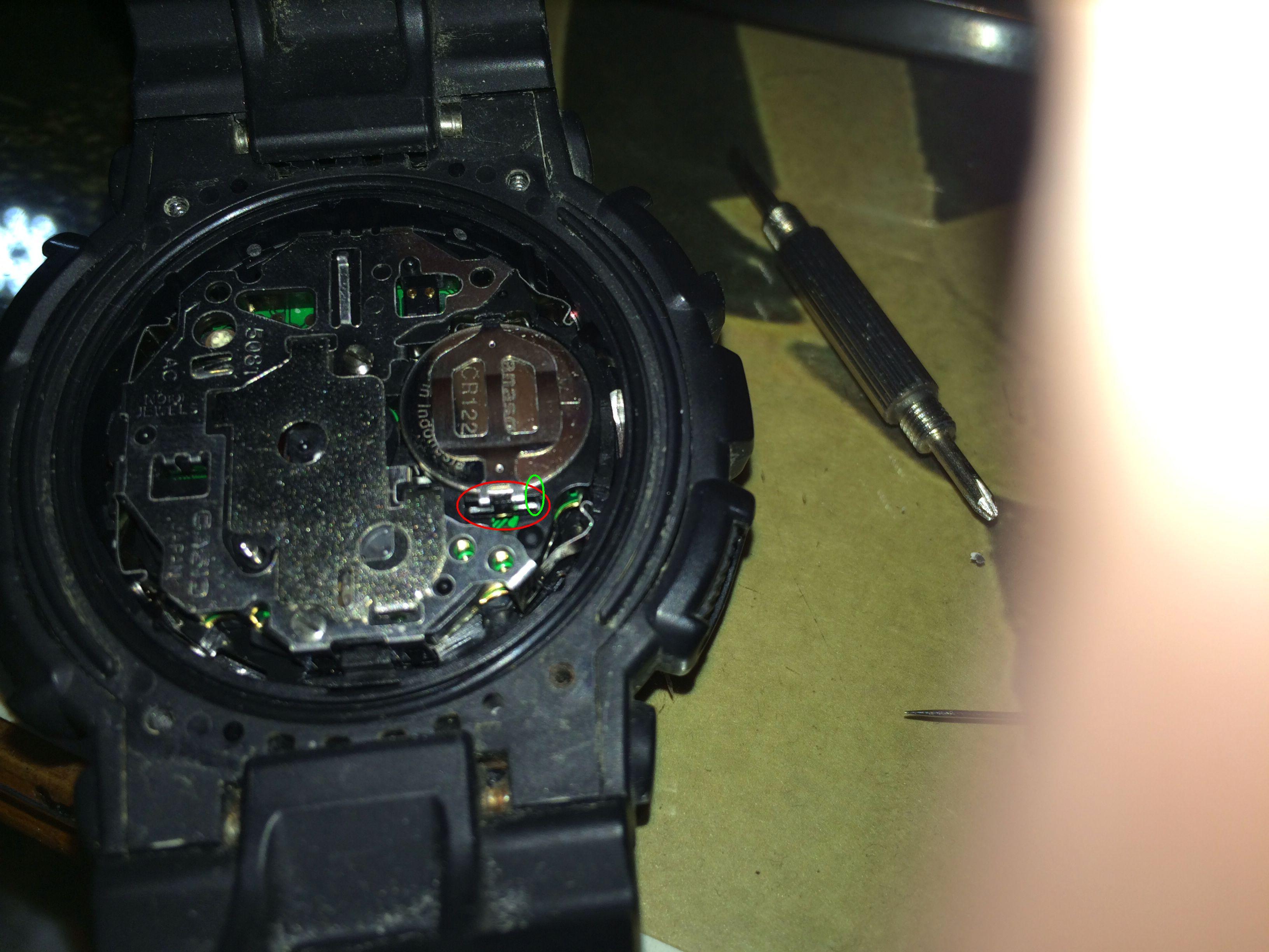 卡西欧gshock5081怎么换电池如图电池上面那个扣子怎么都打不开应该