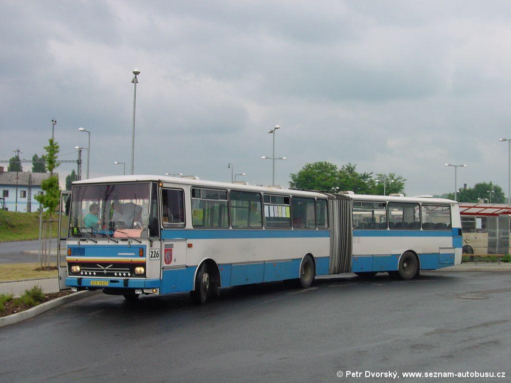 两节的铰接公交车变速箱在车头发动机却在最后一节是如何连接的
