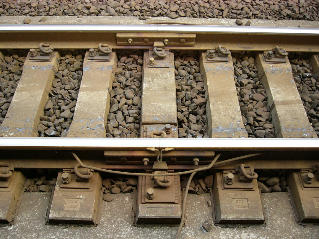 高速铁轨为什么没有伸缩缝热涨冷缩问题是怎么解决的谢谢