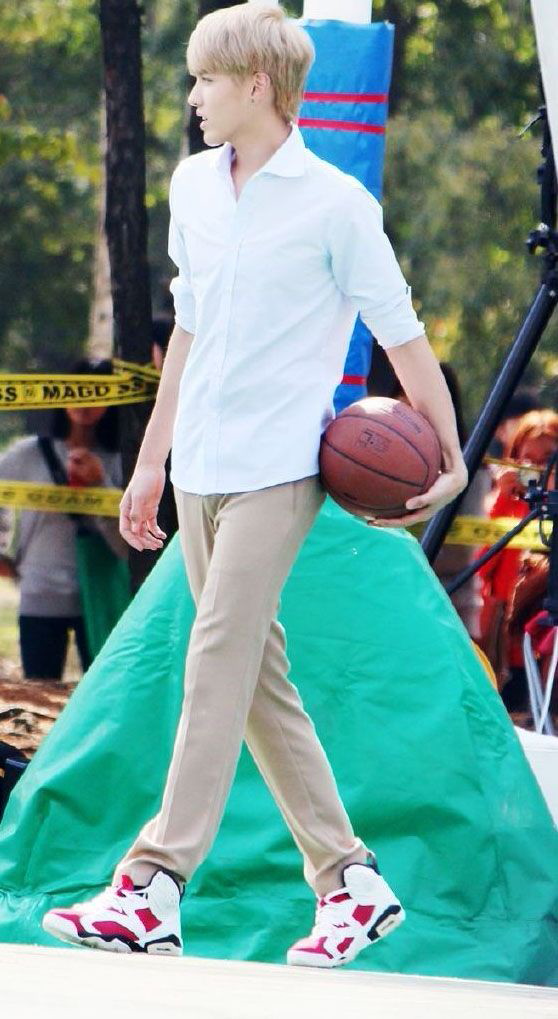 求一张吴亦凡全身照越帅越好的