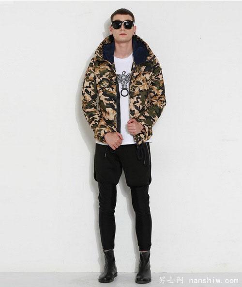 一双黑色军靴,如何搭配裤子,裤腿又该如何处理?