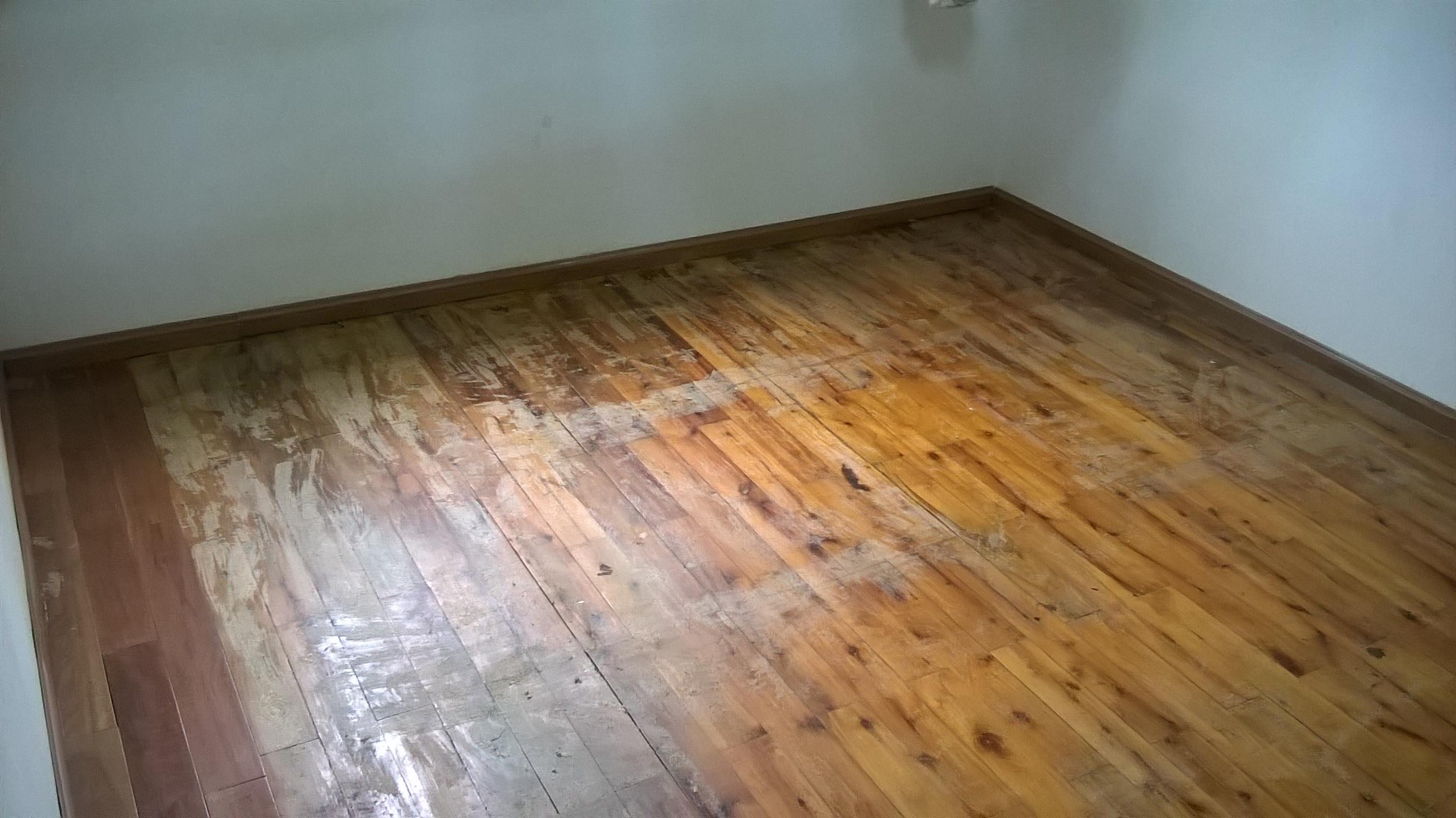 房间地板刷了油性清漆,我想用环保点的水性漆来遮盖住气味,可行否?