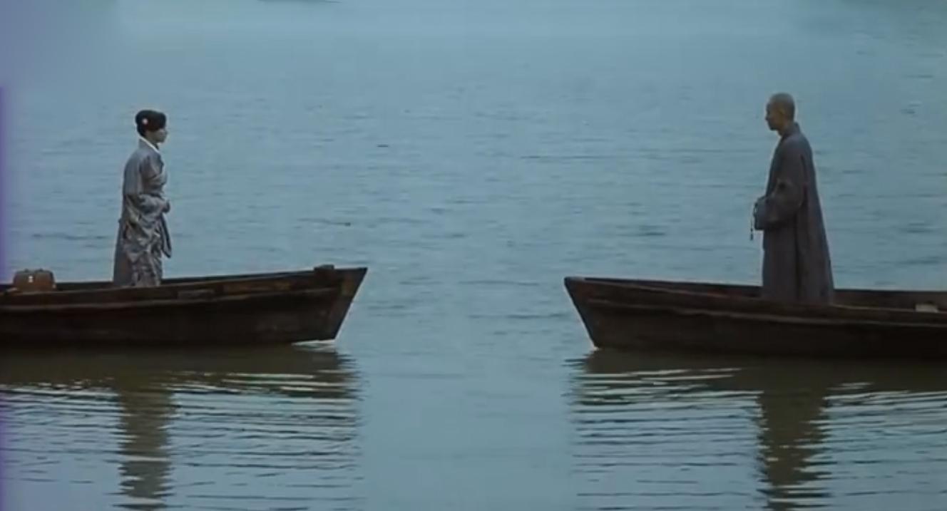 电影《一轮明月》剧照然而叔同决心已定,连寺门都没有让妻子和孩子进