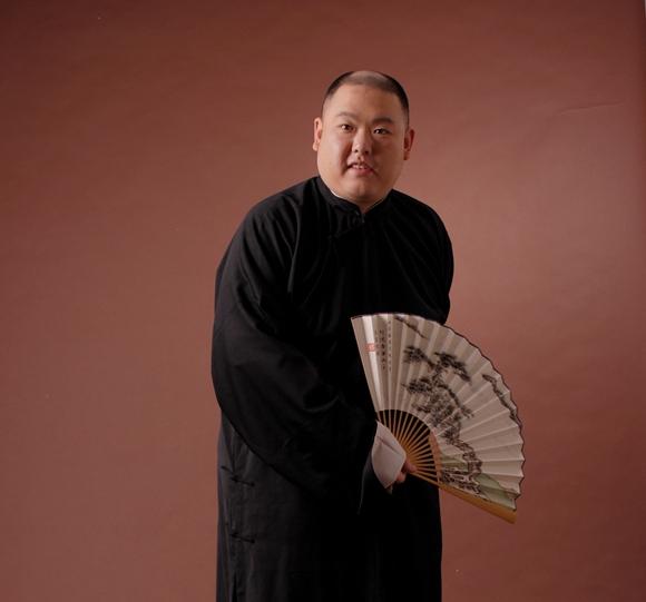 请问为什么相声和评书演员使用的扇子都是白色不带图案的?