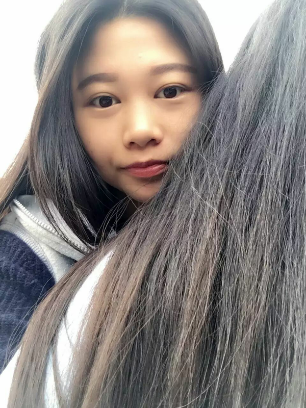 这是我和二妹. 这是我们家微信群,那个热闹.