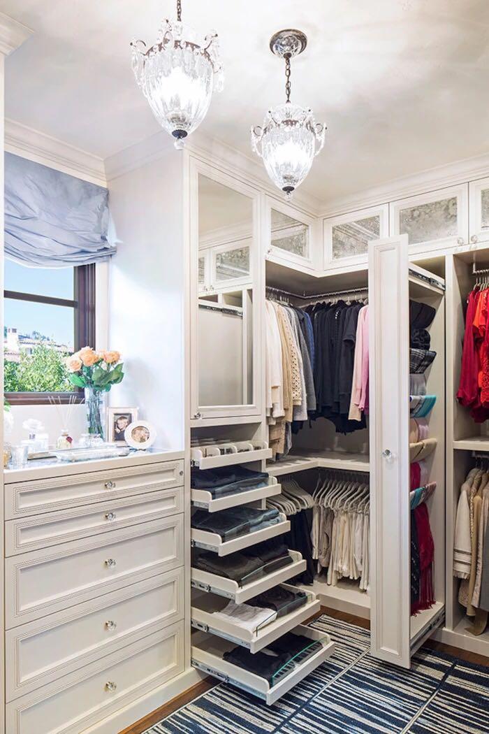 求这种凹进一块的空间怎么设计衣柜?