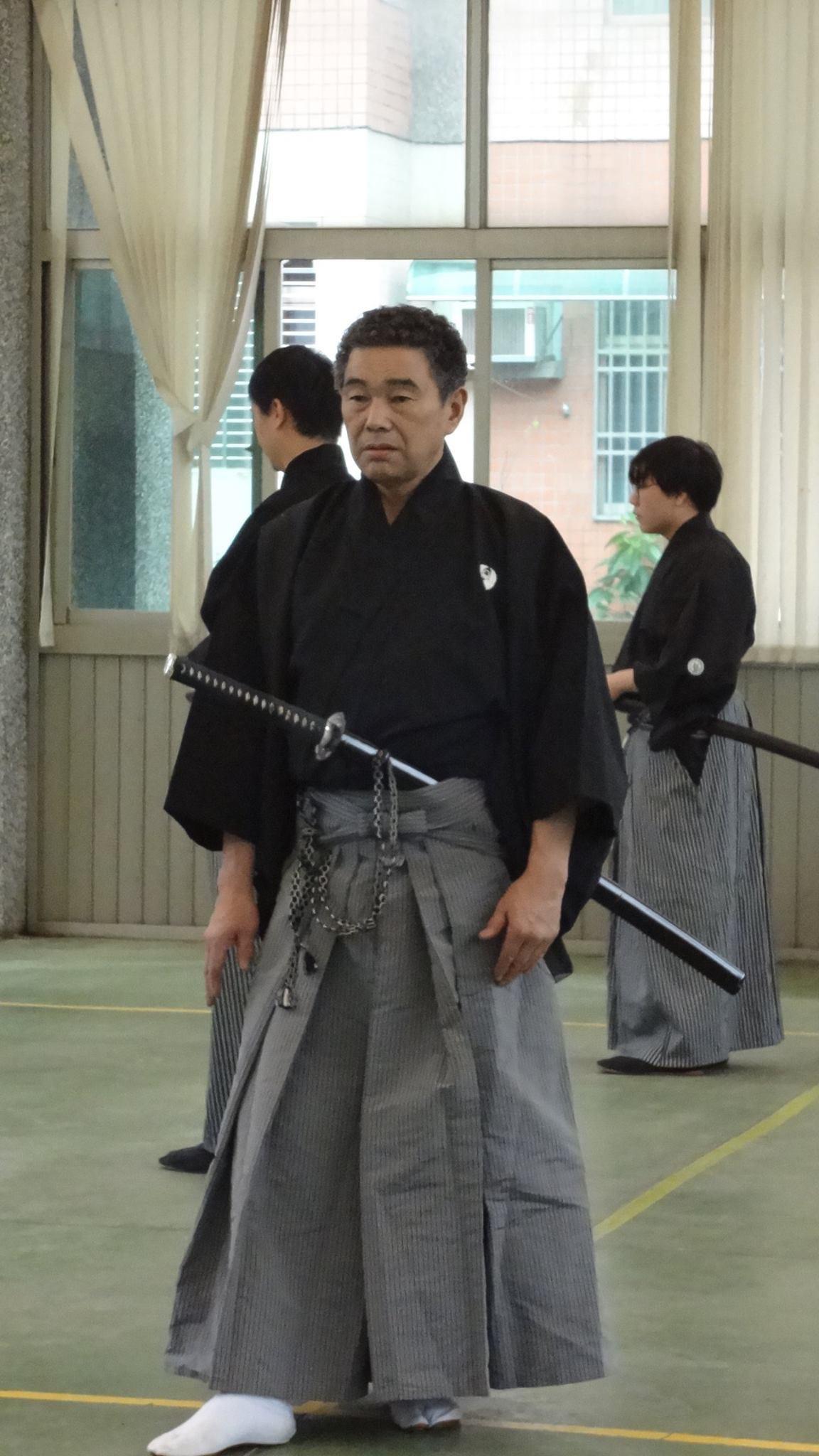 130cm的武士刀背在背上拔出来的方法? - 知乎