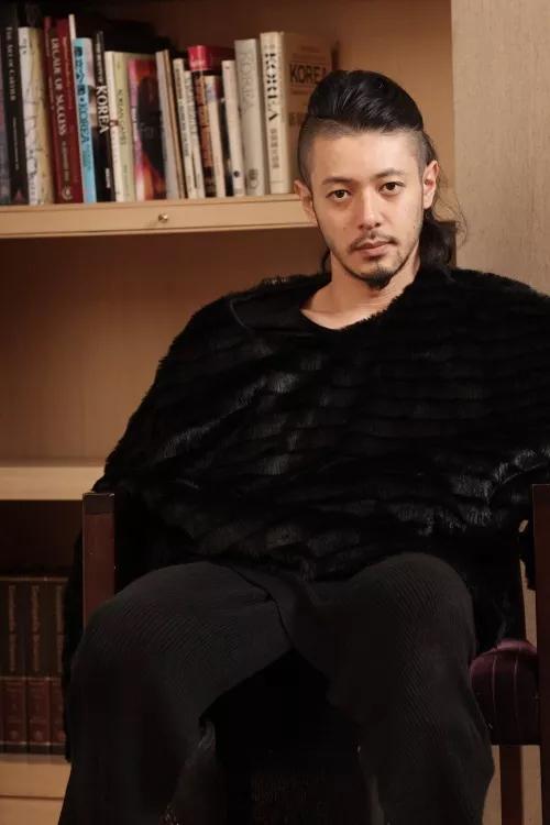 为什么大多数欧美男人不修边幅的满脸胡渣看上去都那么帅,而我国等