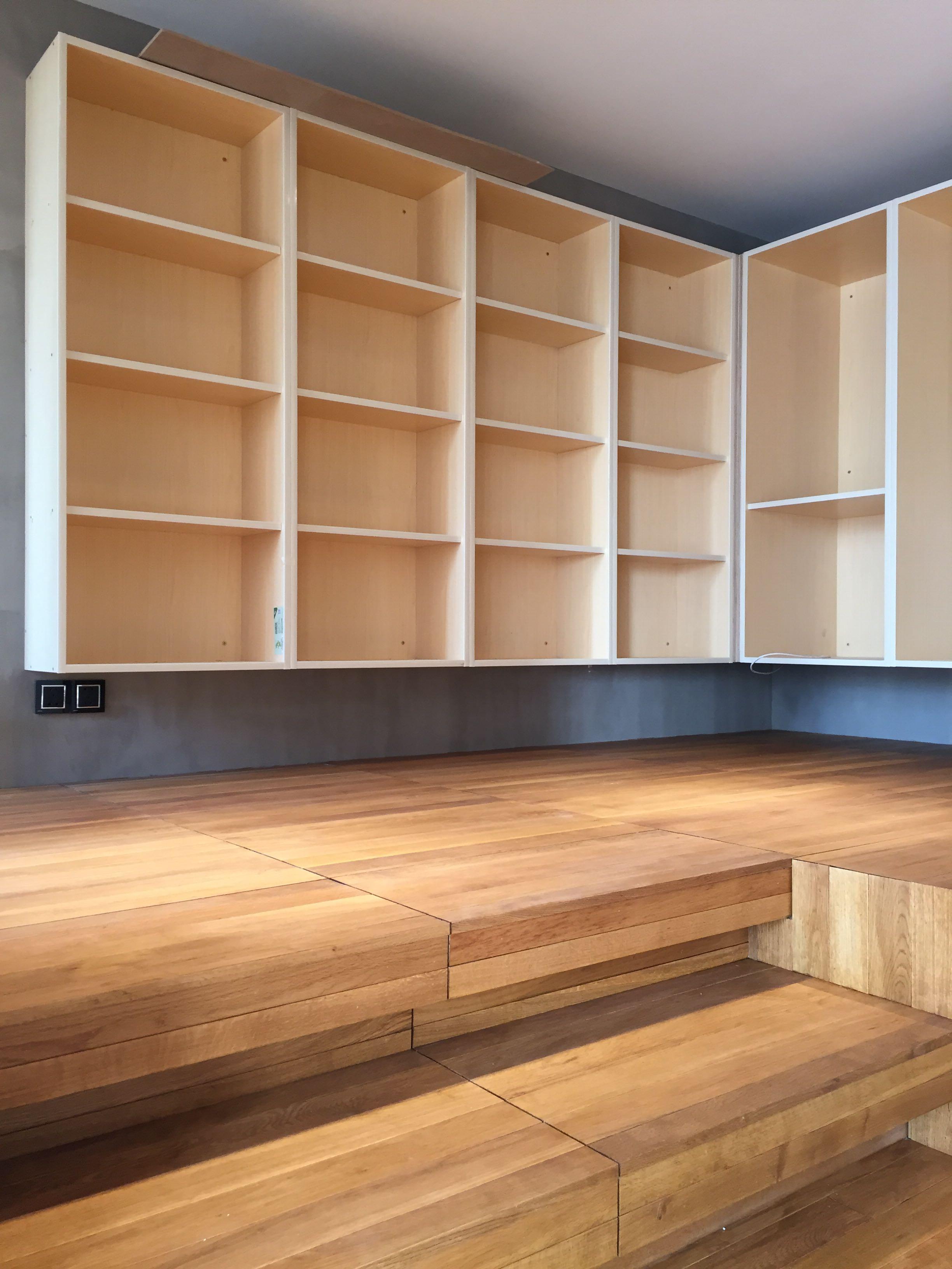 这个和木地板一样材质的储物地台怎么做的?