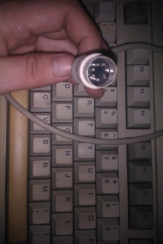 帮忙辨认一下这个键盘接口(ps/2?