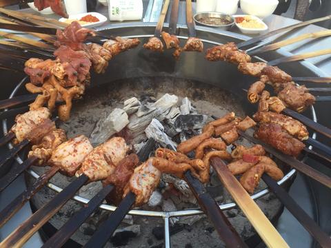 和殷素素初到冰火岛,只能吃野果;一旦弄到火种,就能拿来烤熊肉吃,还吃