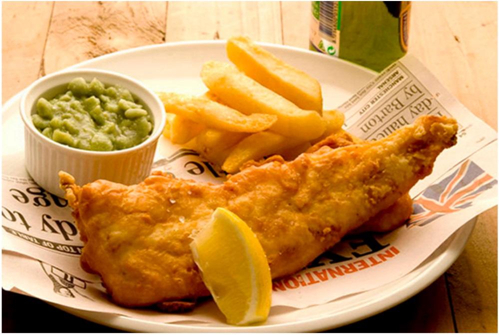Рыба в британии. Английский Fish and Chips. Fish and Chips Британия. Фиш энд чипс фаст фуд. Фиш энд чипс в Лондоне.