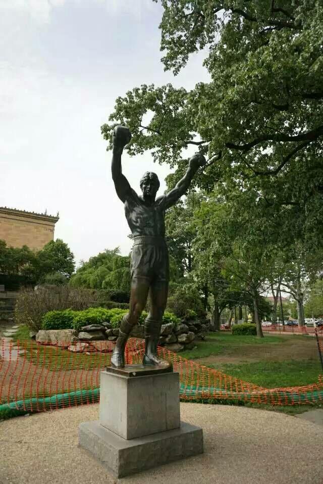 请问有谁知道洛奇第一部里面每天洛奇跑步的折返点是费城的什么建筑就