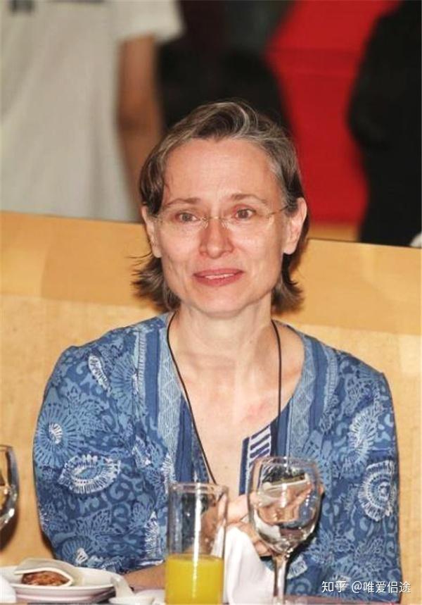 周华健外籍结发妻近照罕见曝光皮肤松弛已显老态同框像母子