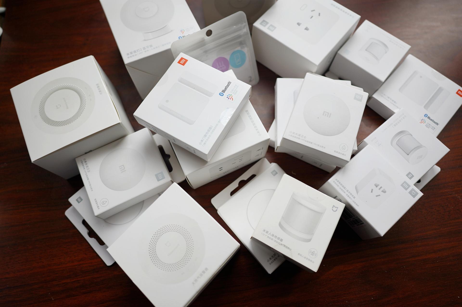 除了上述几个大类,还有为了实现智能联动的各类传感器和一些小产品