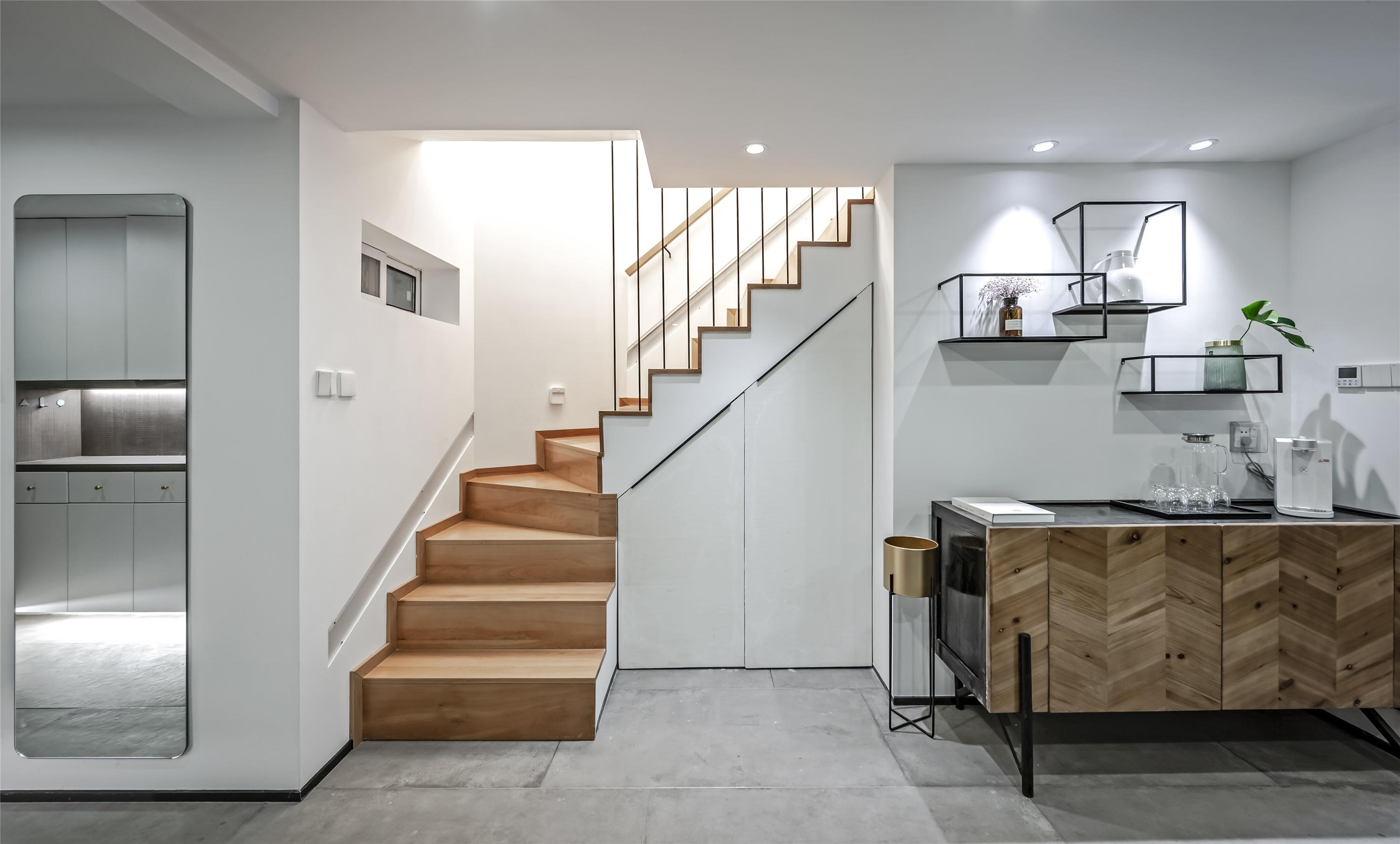 简约欧式复式楼转角楼梯装修效果图 – 设计本装修效果图