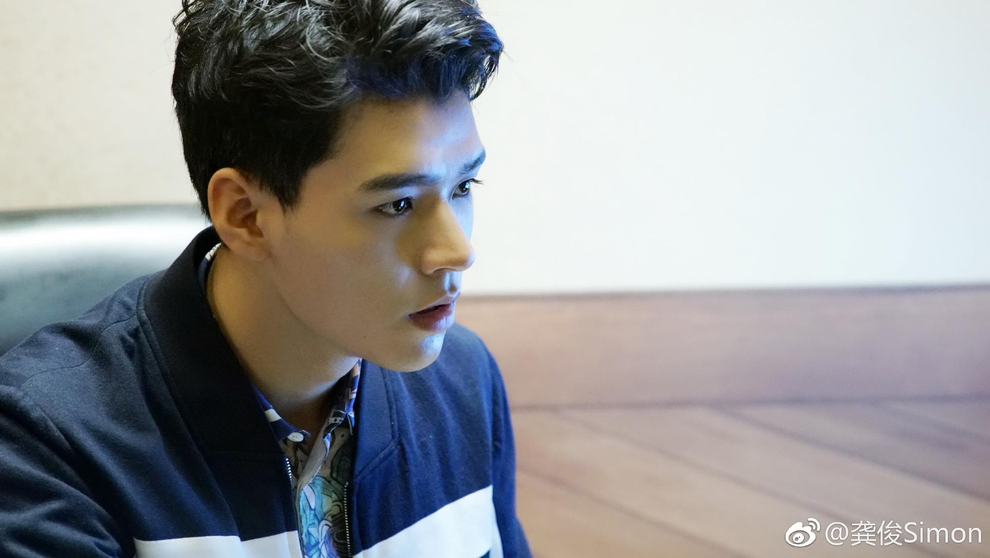 《盛势》夏耀七,张晚意  1994年生人 29岁张晚意我是最近看《长相思》