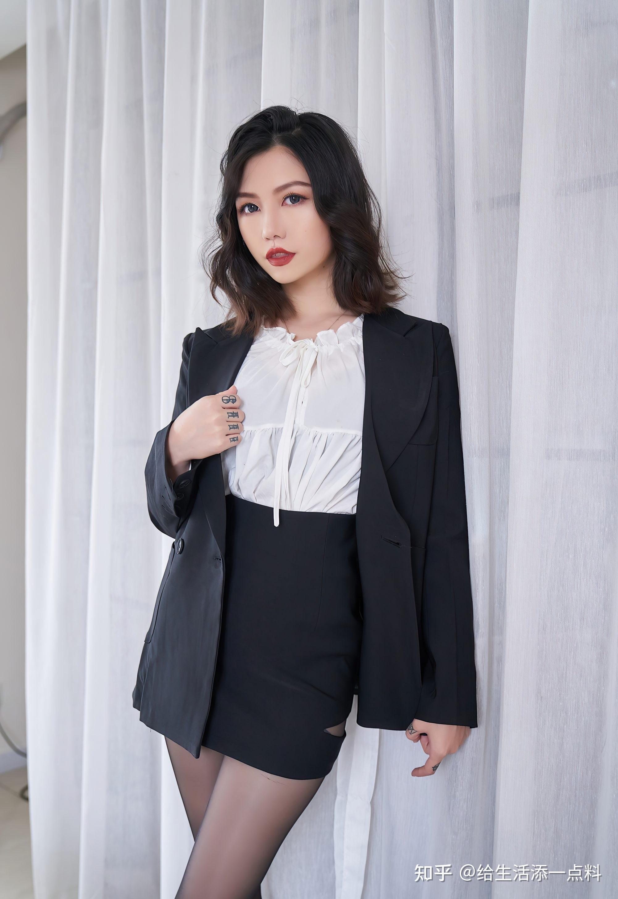 长发美女黑白配色职业装让掩不住她那高贵冷艳的气质魅力十足