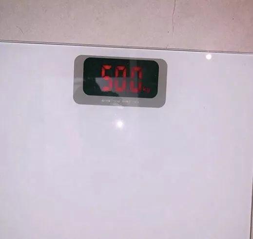 时要引领一个半小时的舞台,更是一度从纸片人增重到了50kg的健康体重