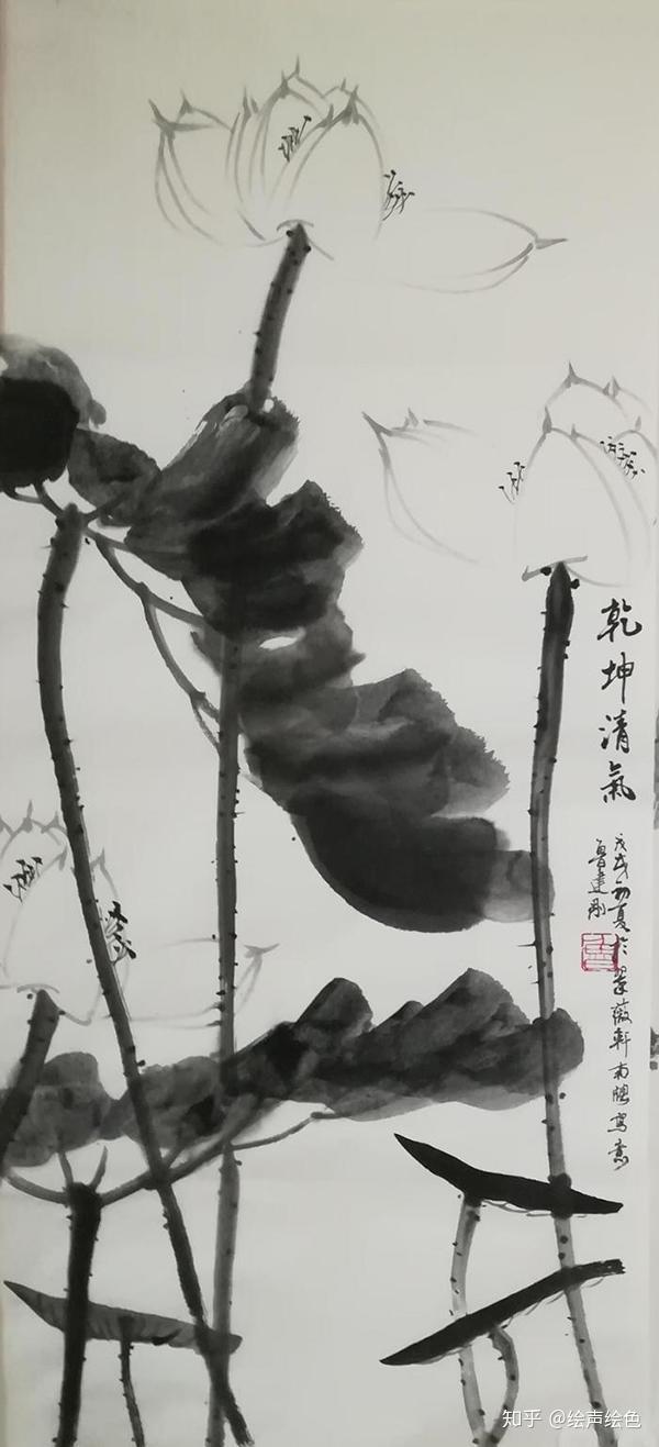 在鲁建刚的水墨荷花画作中,充分地继承了中国水墨画的大写意精神,继而