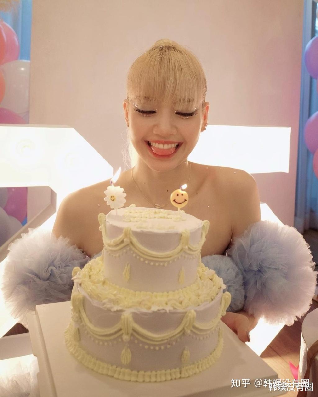 blackpink成员lisa25岁生日发福利大秀细腰长腿直角肩