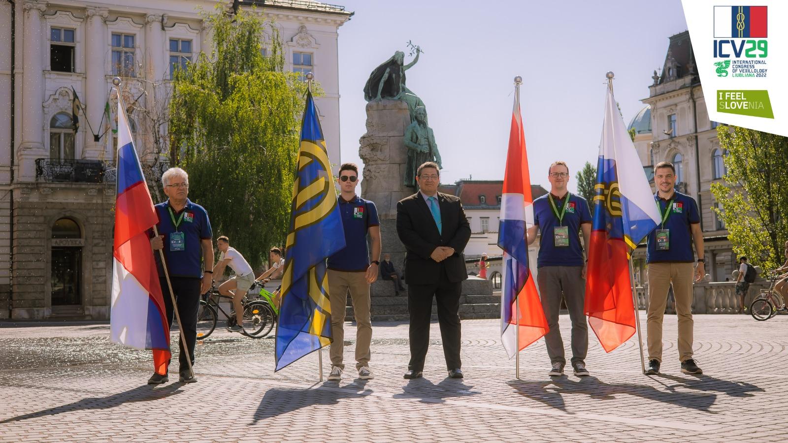 官方旗帜,徽章,图案大体上采用了古罗马帝国时代的元素,即写有 spqr