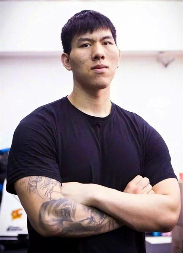 卧推超詹姆斯的铁牛被当场撞晕野球场到底有多危险