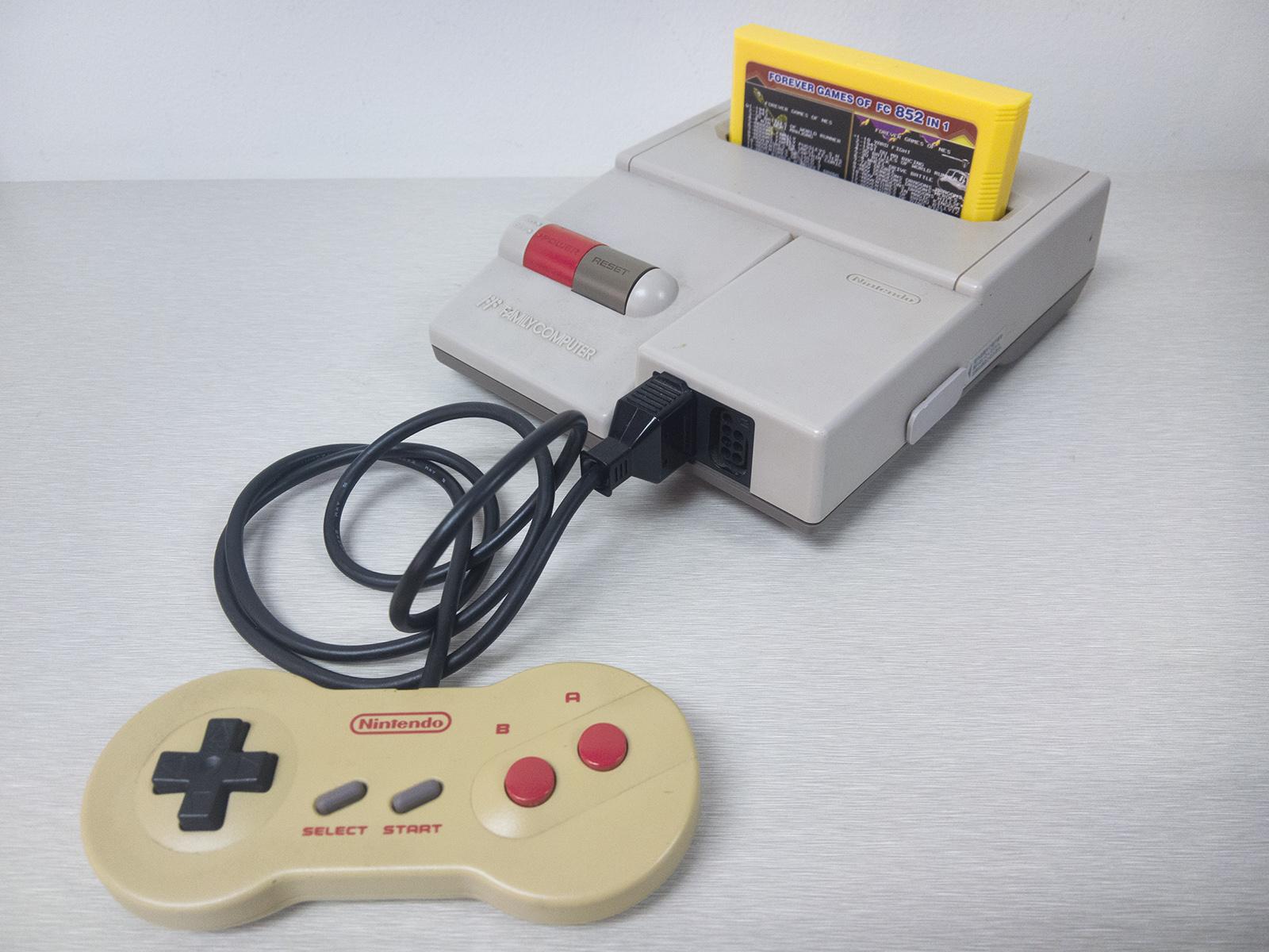 复刻经典任天堂红白机与国产山寨游戏主机上手体验