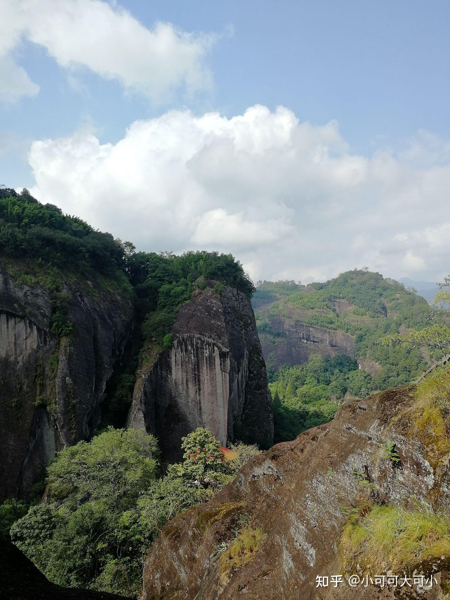 一步步天游峰是武夷山风景最好的一座山峰,海拔只有四百米出头,攀登