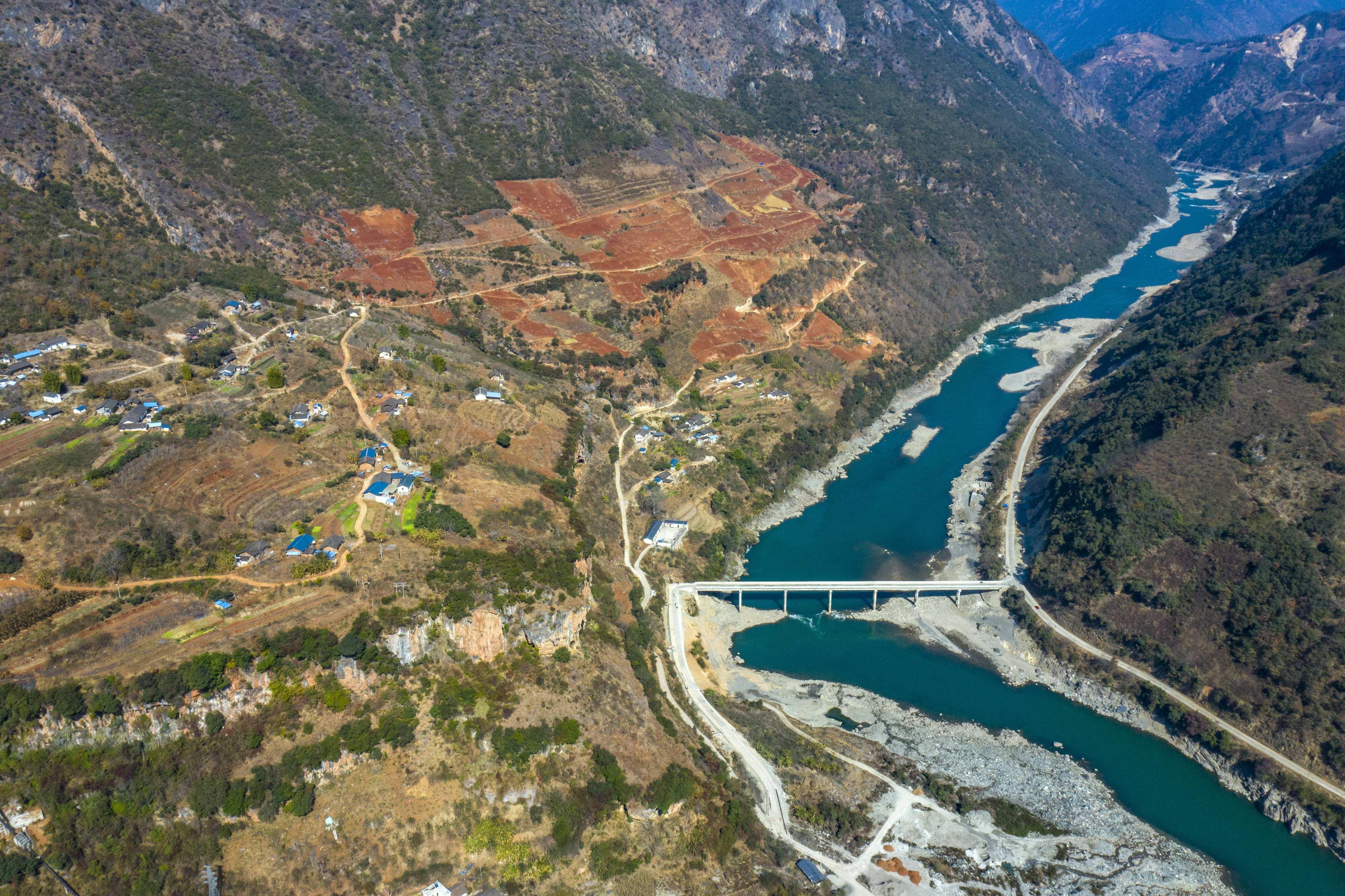 雅砻江来说,这个身份殊荣来之不易,长久以来,人们一直认定汉江是长江