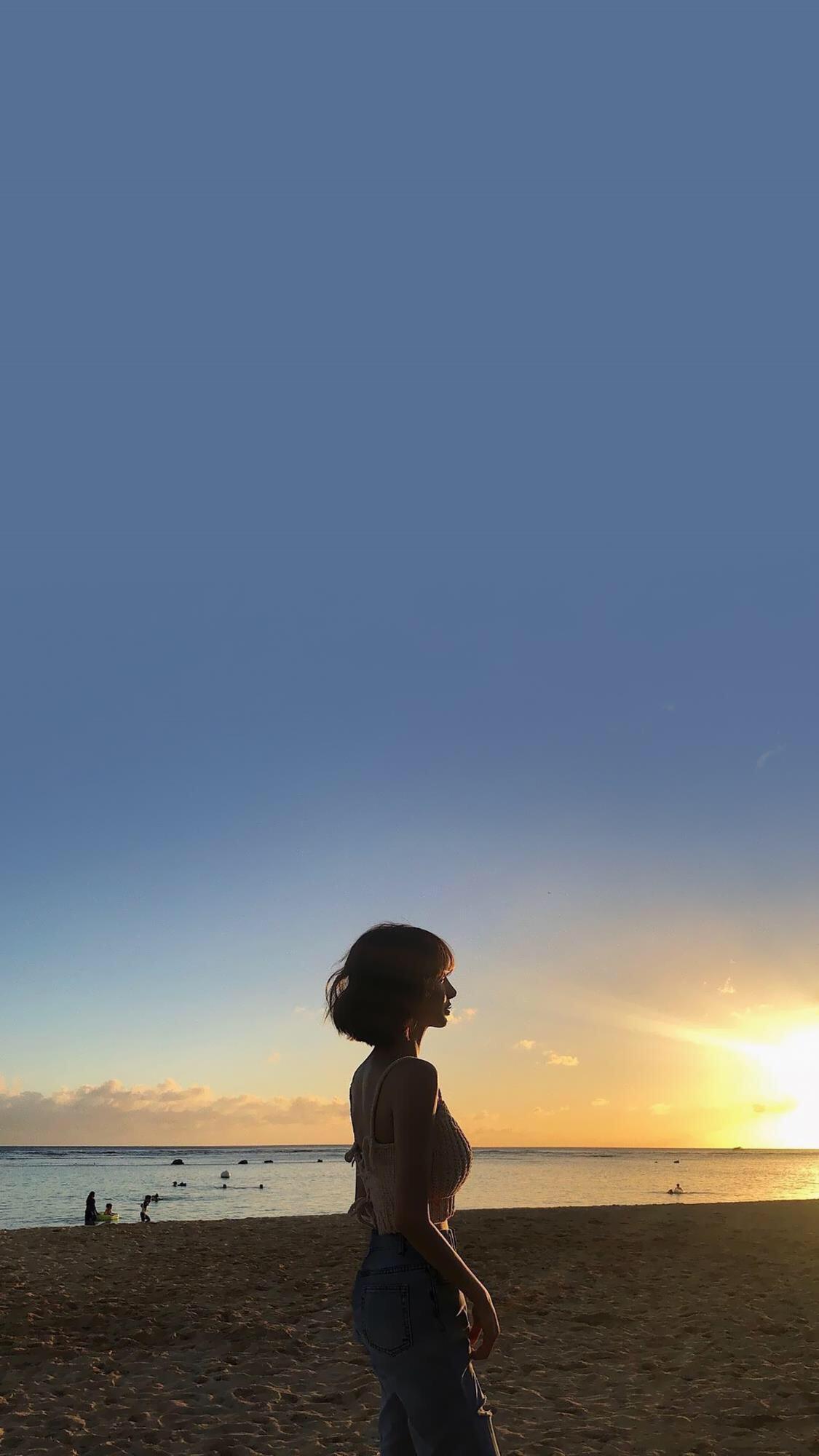 有那种背景是天空主题是个女生的正脸的壁纸吗
