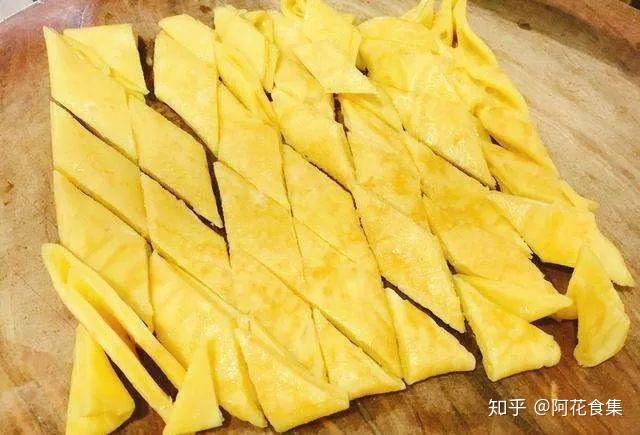 再拿出来切,这样切出来的菱形块不会走样1,鸡蛋摊成饼,切成菱形块备用