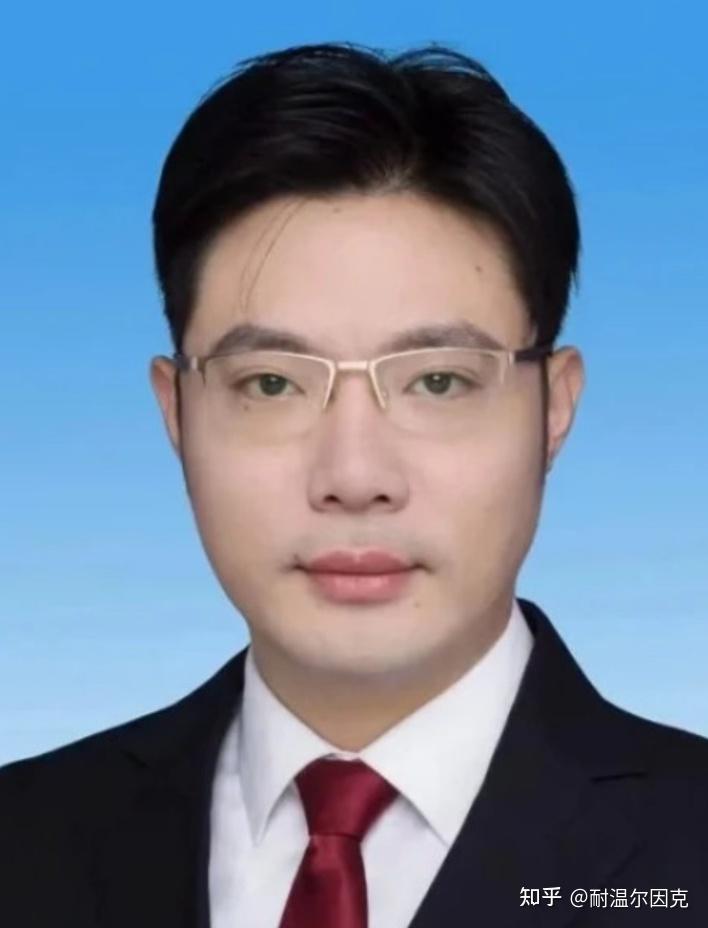 韩金龙艺名芜湖大司马,因为直播喜欢进行装逼教学,又被称作"金牌讲师"