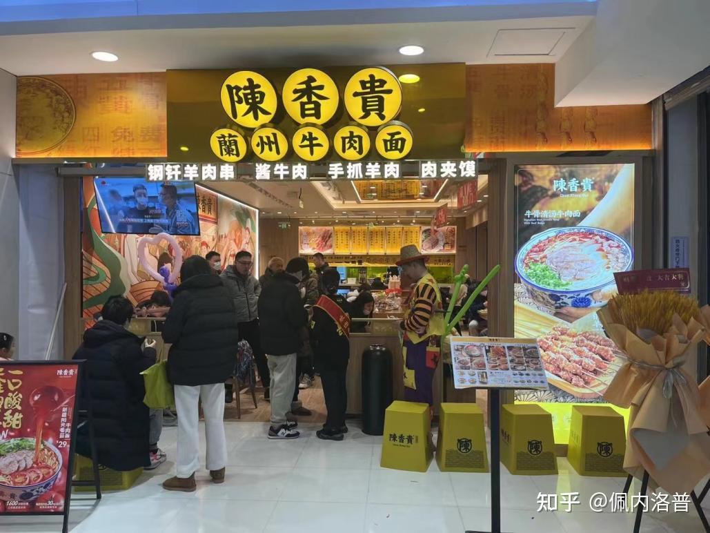 陈香贵以时尚的黑黄色调,融合木质元素,打造出国潮