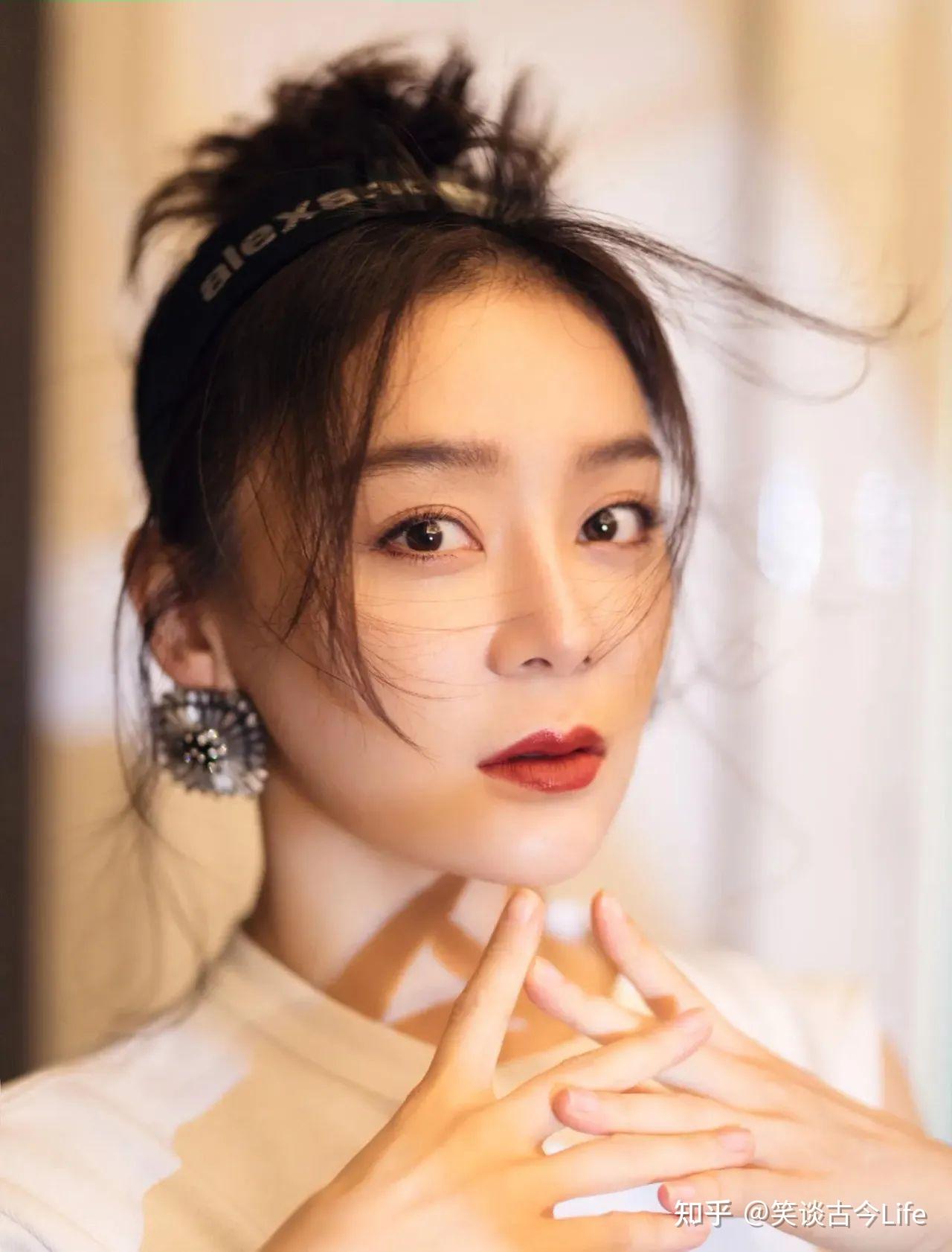 袁姗姗恋情曝光与神秘男子甜蜜逛街网友热议年纪大不妨谈恋爱