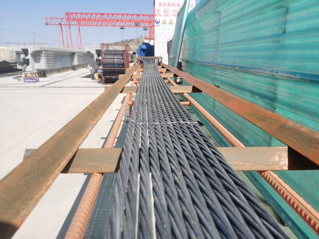 剪力筋施工台车,钢绞线编束台车同时,项目团队还采用丝杆和"u"型槽