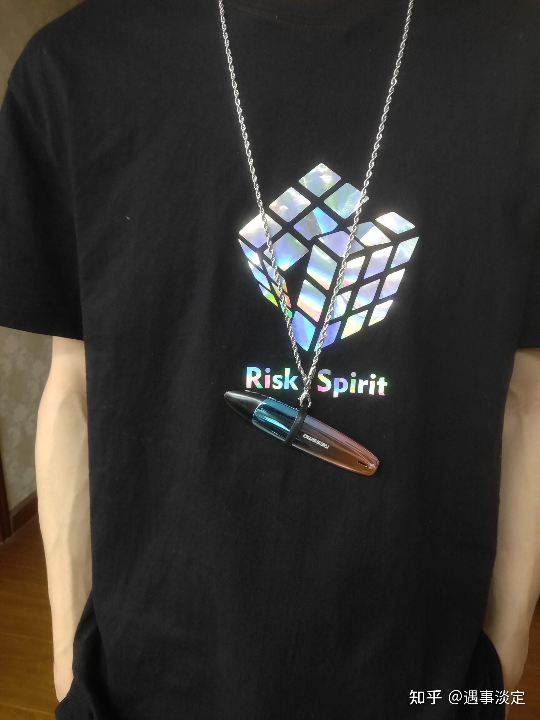 如何看待脖子上挂着电子烟逢人就吸一口的年轻人