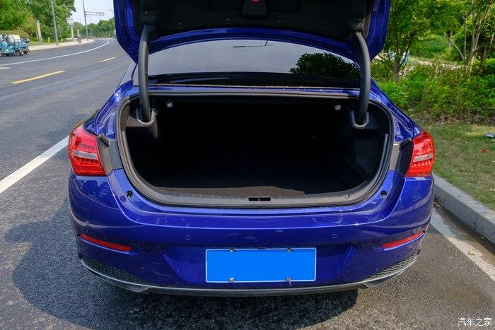 h5的后备箱也挺大的而且在后备箱里可以直接控制后排的座椅放倒,挺
