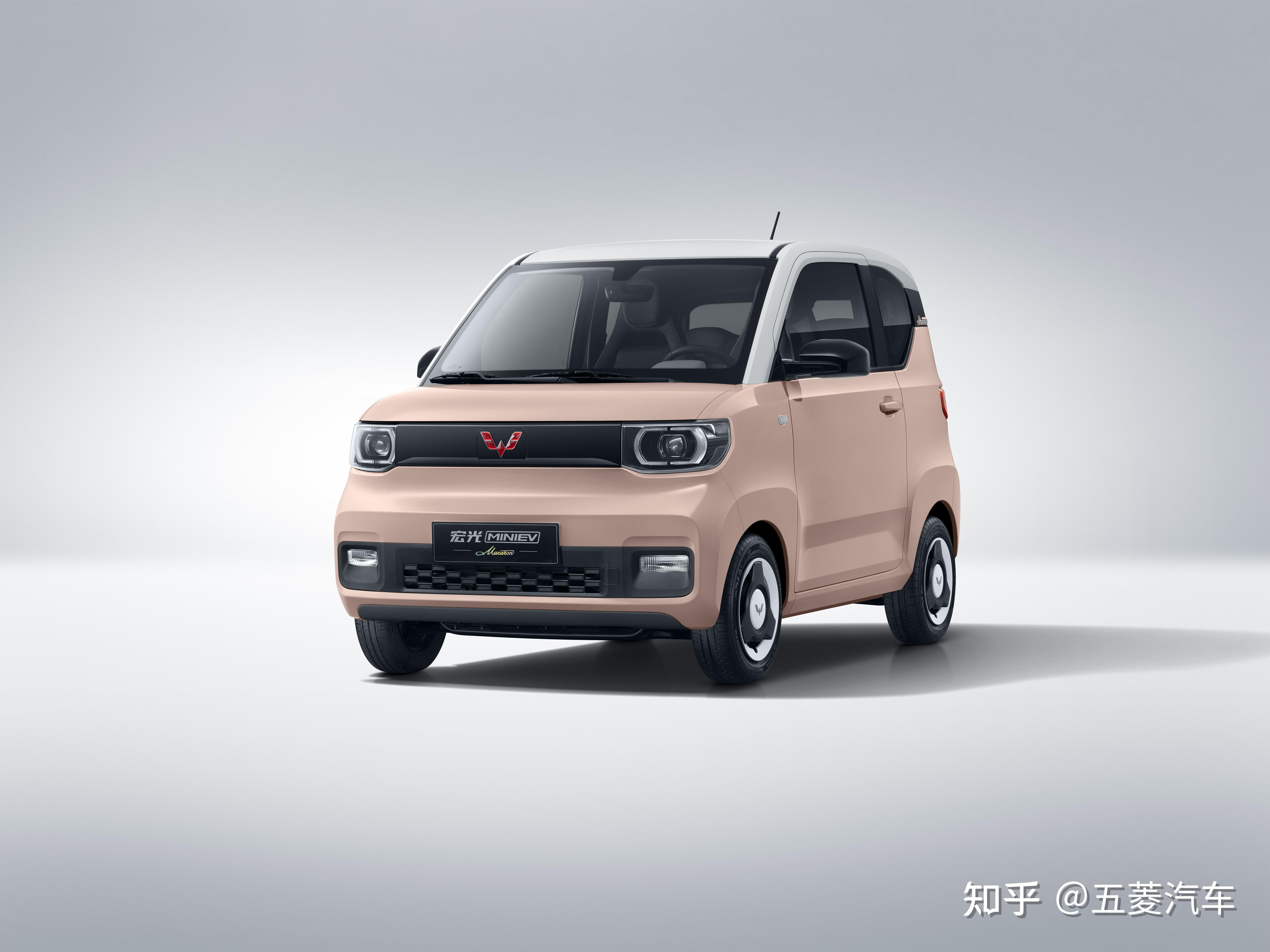 小县城刚上班的女孩子,想买个五菱宏光 mini 做代步,家里人都反对,我